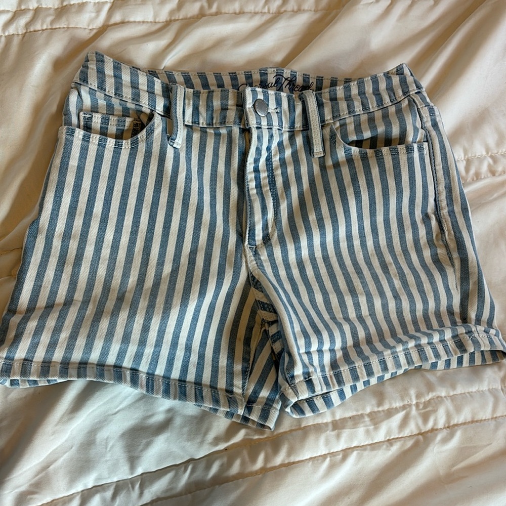 Blue stripped denim shorts.